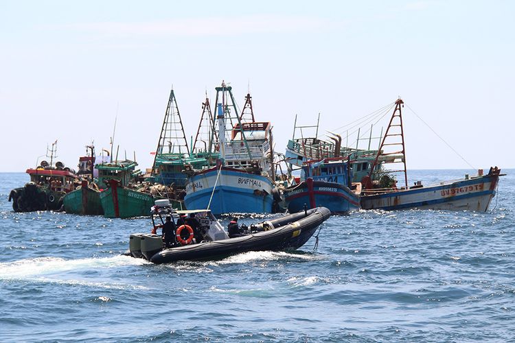 Contoh ekonomi kelautan misalnya penangkapan ikan, kedua contoh kegiatan ekonomi kelautan yakni pariwisata bahari.