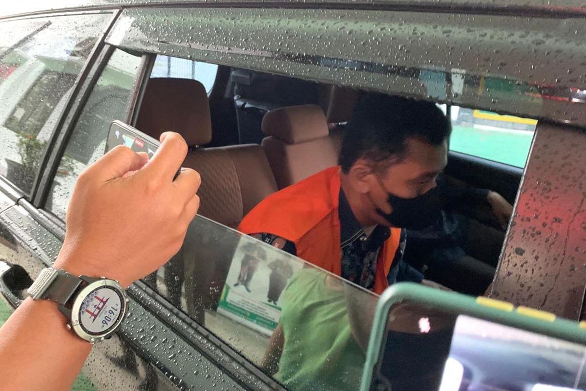 DITAHAN—Jaksa penuntut umum Kejari Kabupaten Madiun menahan tersangka mantan Kades Cabean-Madiun, AN setelah berkas dan barang bukti dilimpahkan penyidik Tipikor Satreskrim Polres Madiun Kota, Rabu (9/2/2022).   