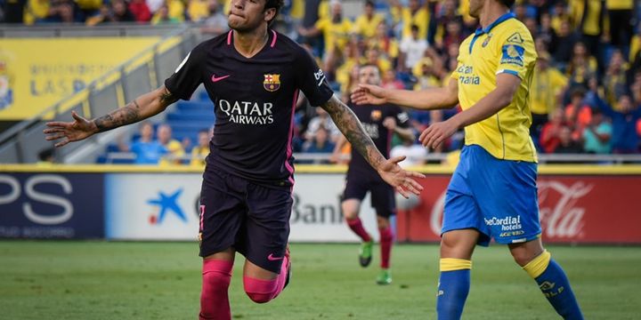 Penyerang Barcelona, Neymar, merayakan golnya seusai membobol gawang Las Palmas di di Stadion Gran Canaria pada 14 Mei 2017. 
