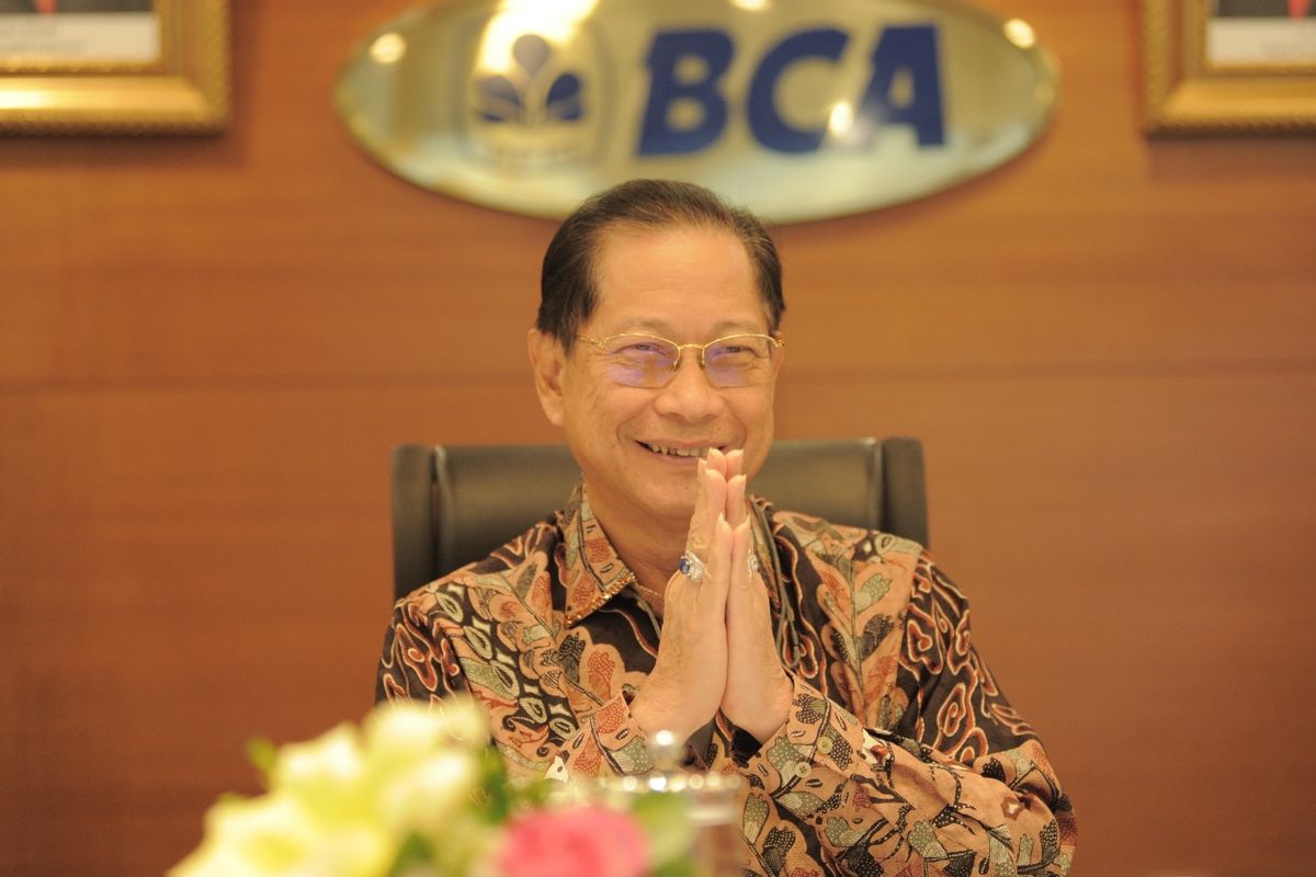 Direktur Utama Bank Central Asia (BCA) Jahja Setiaatmadja saat konferensi pers kinerja BCA Semester I 2022, Rabu (27/7/2022)