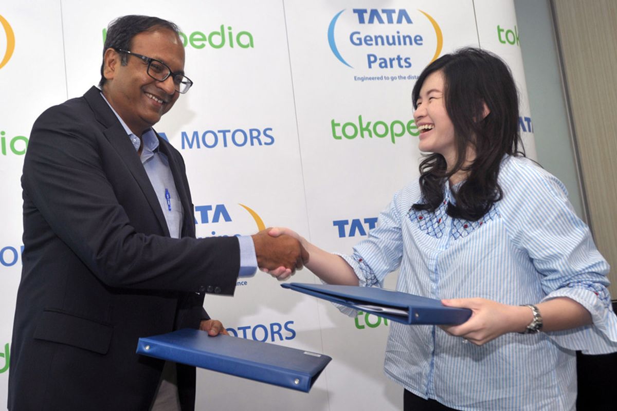 Presiden Direktur PT Tata Motors Distribusi Indonesia Biswadev Sengupta (Kiri) berjabat tangan dengan Kepala Staf Tokopedia, Melissa Siska Juminto (Kanan sesaat setelah penandatangan MoU kerjasama bisnis di Jakarta, Selasa (25/4).