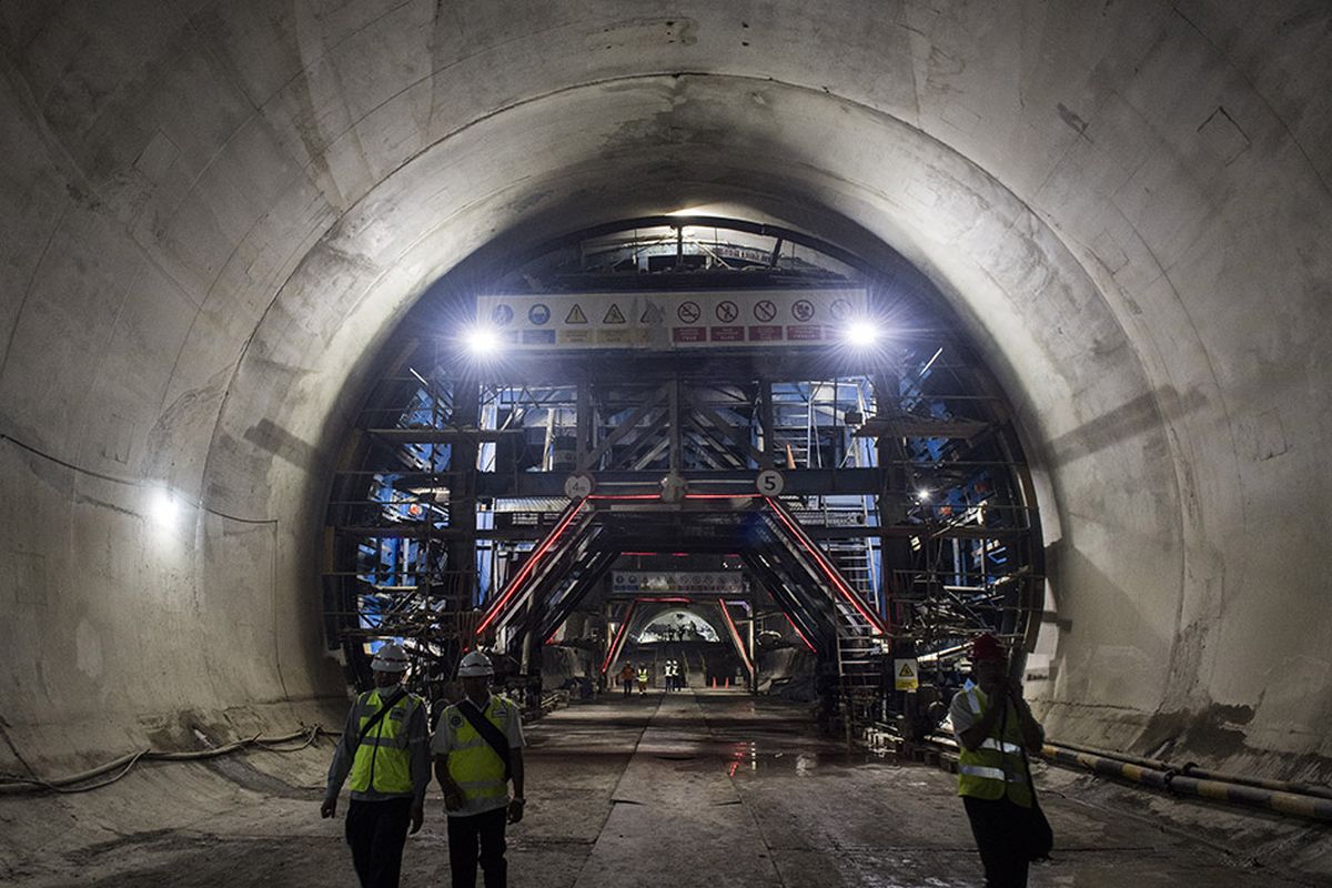 Pekerja melintas di dalam Tunnel Walini saat pengerjaan proyek Kereta Cepat Jakarta-Bandung di Kabupaten Bandung Barat, Jawa Barat, Selasa (14/5/2019). Pembangunan Proyek Kereta Cepat Jakarta - Bandung (KCJB) mencapai babak baru setelah Tunnel Walini di Jawa Barat berhasil ditembus yang pengerjaannya dilaksanakan selama 15 bulan, dengan panjang 608 meter menjadi tunnel pertama dari 13 tunnel KCJB lainnya yang berhasil ditembus.