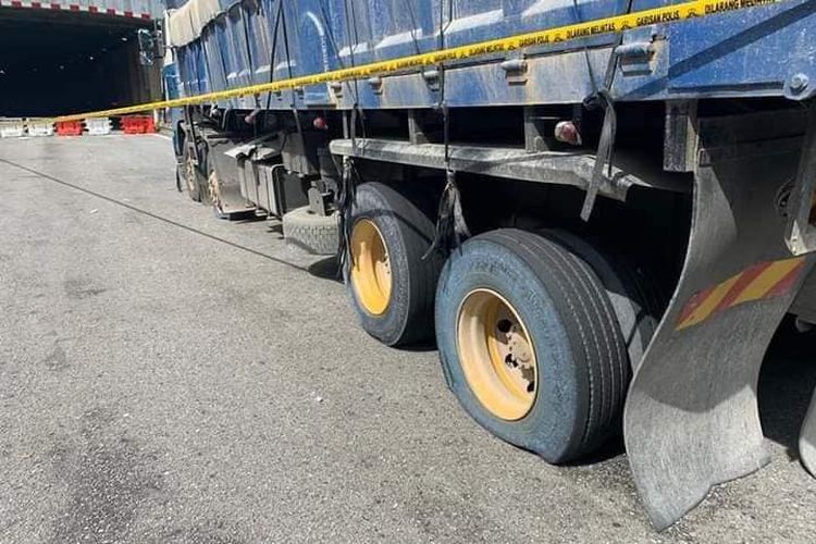 Ban belakang truk gandeng di Malaysia yang ditembak polisi, karena menolak menepi dan justru tancap gas lalu melaju zig-zag pada Jumat (18/12/2020).