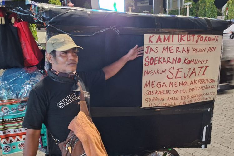 Pria mengaku loyalis Jokowi saat mendatangi Balai Kota Solo, Senin (20/11/2023) malam. Pria itu membawa sepeda motor dengan gerobak yang dipasangi poster bernada provokatif.