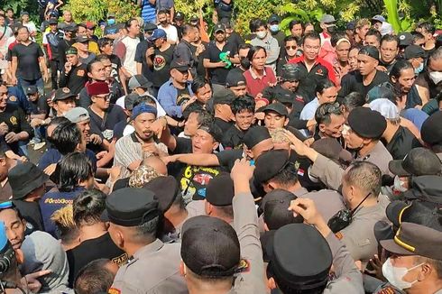 Demonstrasi Kian Memanas, Massa Sopir Gocar Mendesak Masuk ke Kantor Gojek