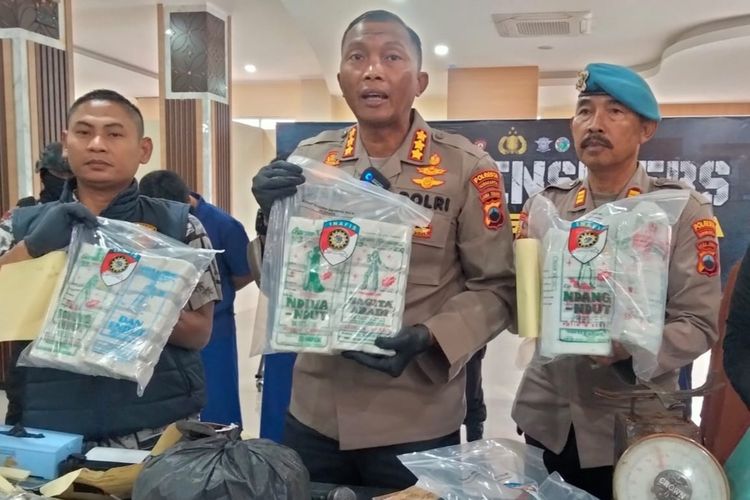 Kepolisian Resor Kota (Kapolresta) Solo, Kombes Pol Iwan Saktiadi menujukan barang bukti kasus pemalsuan produk garam di Polresta Solo, Jumat (24/3/2023).