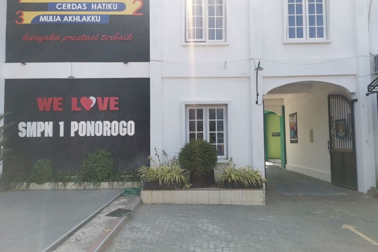 SMPN 1 Ponorogo yang ramai menjadi perbincangan di media sosial setelah beredar surat penarikan sumbangan bagi orang tua siswa kelas VII untuk pembelian mobil, komputer dan alat-alat music.