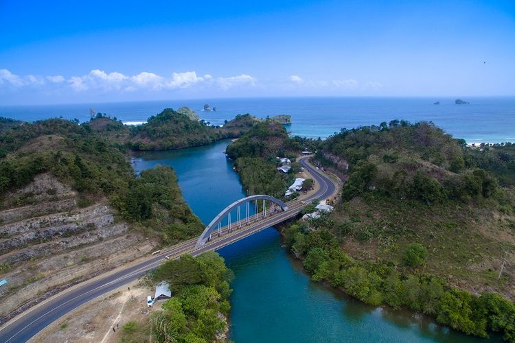 Jembatan Bajul Mati yang terletak dekat dengan Pantai Bajul Mati di Desa Gajahrejo, , salah satu tempat wisata Batu dan Malang untuk libur Nataru.