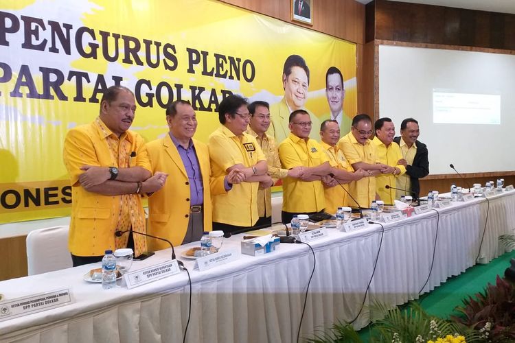 Ketua Umum Partai Golkar Airlangga Hartarto memimpin rapat pleno DPP Partai Golkar di kantor DPP Partai Golkar, Rabu (13/11/2019)