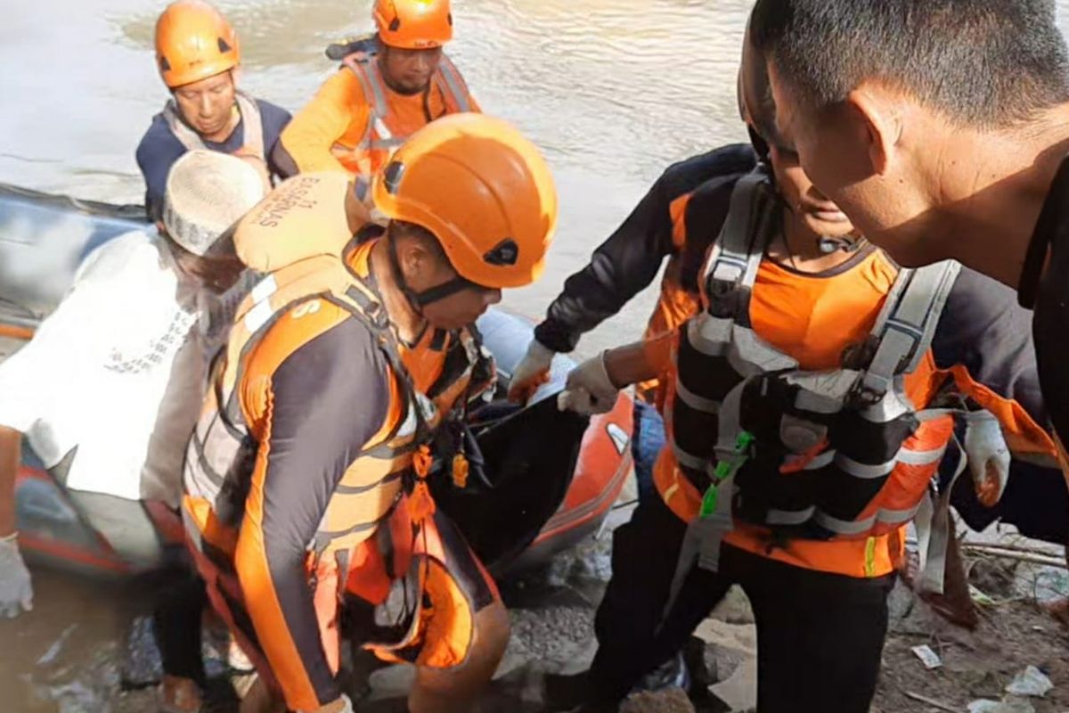 Lansia yang dilaporkan hilang diduga hanyut di Kali Manceri, Cirumpak, Kronjo, Kabupaten Tangerang akhirnya ditemukan pada hari ini Jumat (18/11/2022). 