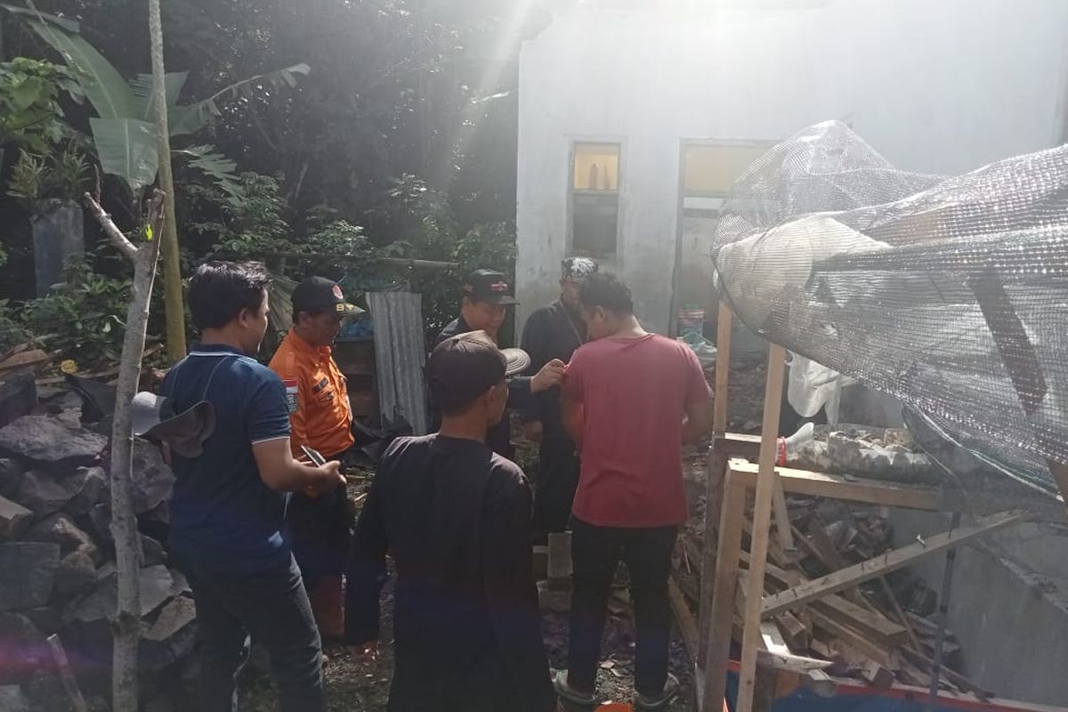 Petugas BPBD saat berada di rumah korban 