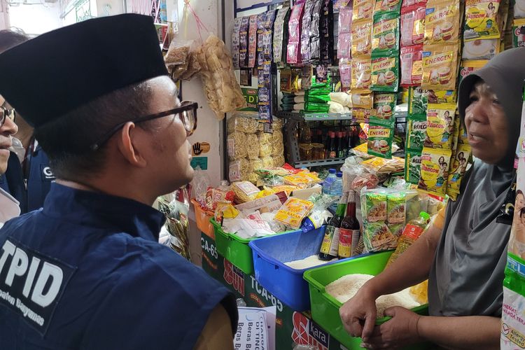 Pj Bupati Banyumas Hanung Cahyo Saputro memantau harga kebutuhan pokok di Manis Purwokerto, Kabupaten Banyumas, Jawa Tengah, Senin (9/10/2023).