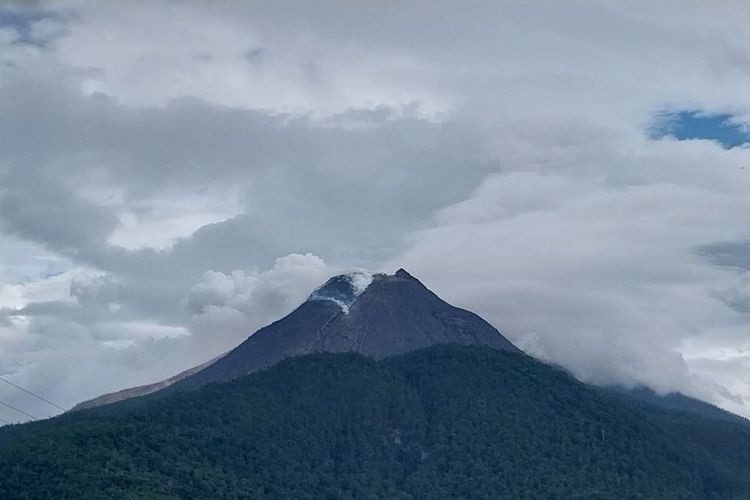 Visual Gunung Lewotobi Laki-laki pada Minggu (21/1/2024) sore