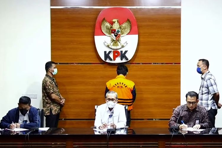 Wakil Ketua KPK Alexander Marwata saat menyampaikan keterangan terkait penetapan status tersangka dan penahanan mantan Bupati Tanah Bumbu Mardani H Maming di Kantor KPK, Kamis (28/7/2022).