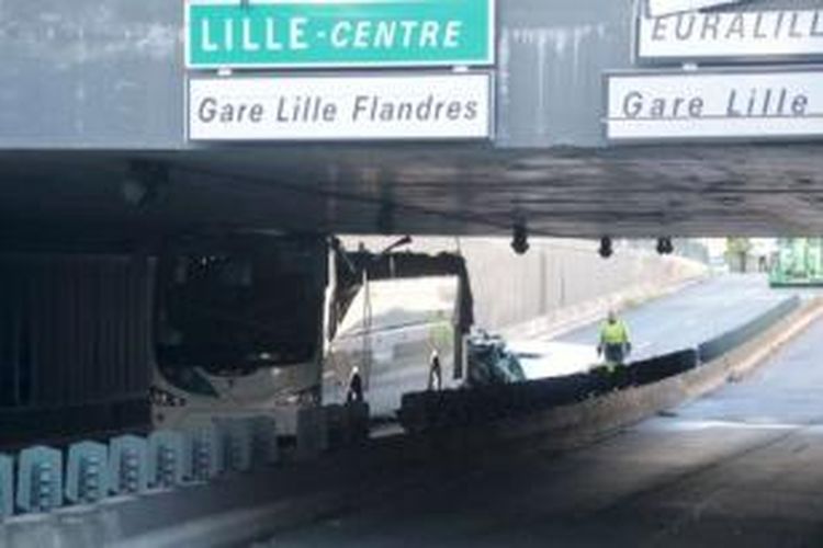 Sebuah bus penumpang asal Spanyol hancur setelah tersangkut di sebuah kolong jembatan di kota Lille, Perancis mengakibatkan enam orang penumpangnya terluka parah.