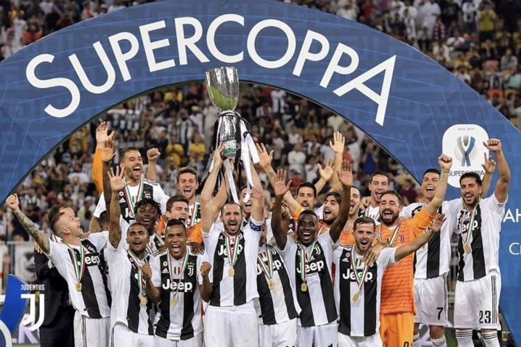 Para pemain Juventus merayakan keberhasilan menjuarai Piala Super Italia seusai menang atas AC Milan di Jeddah, 16 Januari 2019. 