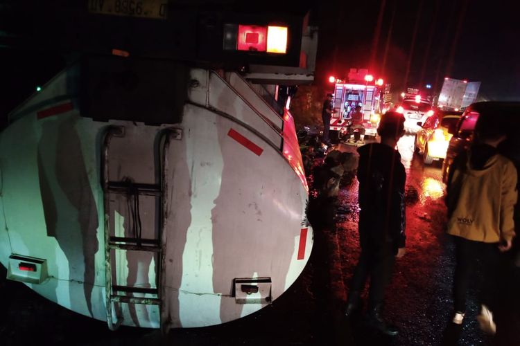 Truk tangki bermuatan minyak sawit terguling di Jalan Raya Bandung - Cianjur, Kecamatan Cipatat, Kabupaten Bandung Barat (KBB), Jawa Barat, Minggu (7/4/2024).