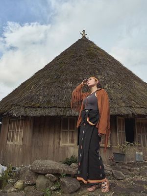 Wulan Guritno tampil elegan di NTT dengan kain Songke khas Manggarai, memadukan busana tradisional dan sentuhan mode modern.