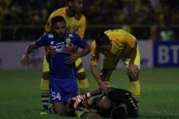 Winger Persib, Zulham Zamrun (nomor 54), setelah bertabrakan dengan kiper Persegres, Sandi Firmansyah (tergeletak) di Stadion Tri Dharma, Gresik, Senin (27/6/2016) malam. 