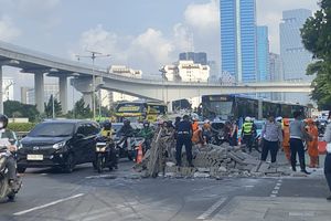 Batu Hebel Berserakan di Jalan Gatot Subroto, Lalu Lintas Arah Pancoran Macet
