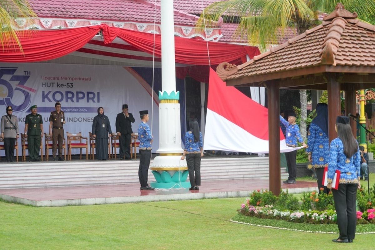 Bupati Klaten Sri Mulyani, memimpin upacara peringatan Hari Ulang Tahun (HUT) Ke-53 Korps Pegawai Republik Indonesia (Korpri) di halaman Pendapa Ageng Kabupaten Klaten, Jawa Tengah, Jumat (29/11/2024). 