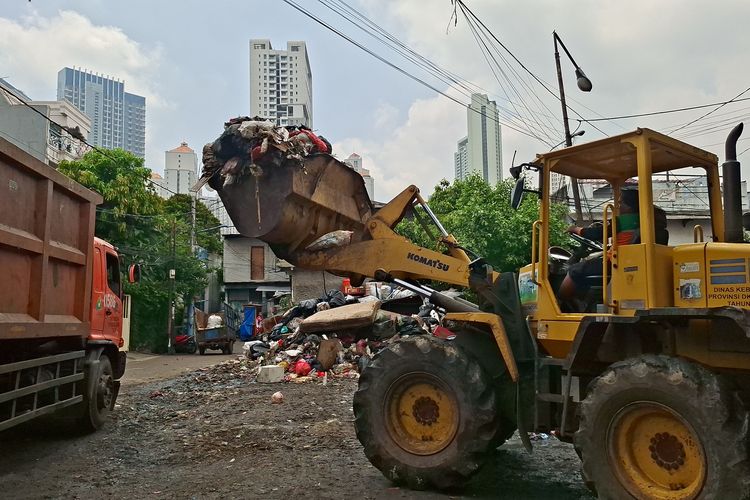 Sampah Menggunung di Pasar Kopro Jakbar, Imbas Pembatasan Kuota TPST Bantargebang