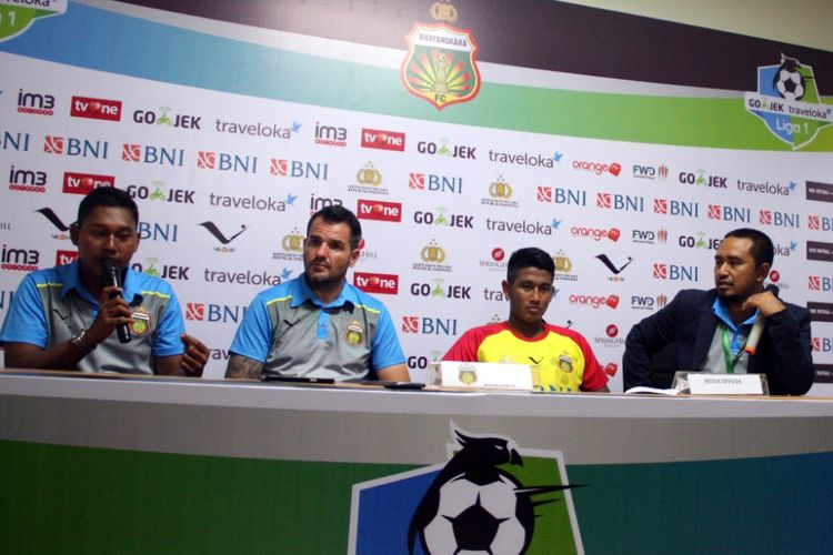Pelatih Bhayangkara FC, Simon McMenemy (kedua dari kiri) menjalani jumpa pers setelah partai Liga 1 kontra Perseru Serui di Stadion Patriot, Bekasi, Kamis (20/1/2017).