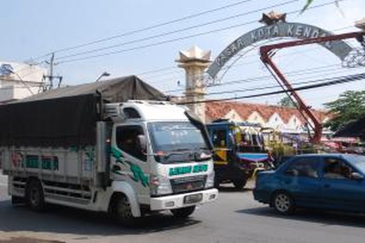 Volume kendaraan di wilayah Kabupaten Kendal, Jawa Tengah, mulai memadat pascapembukaan kembali Jembatan Comal di Pemalang, Kamis (24/7/2014).