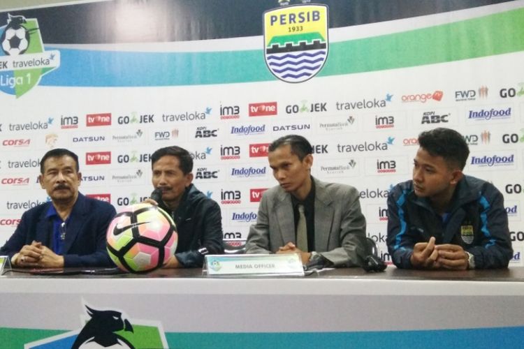 Pelatih Persib Djadjang Nurdjaman saat diwawancarai media usai laga Persib vs Arema, di Stadion Gelora Bandung Lautan Api, Sabtu (15/4/2017) malam. 