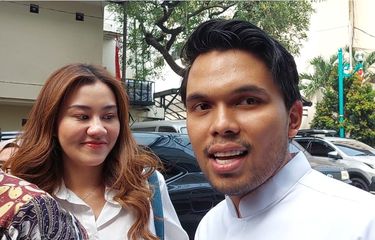 Pasangan artis Aaliyah Massaid tiba di Polda Metro Jaya untuk menjalani pemeriksaan sebagai pelapor terkait kasus dugaan pencemaran nama baik terkait tuduhan hamil di luar nikah, Jumat (30/8/2024).