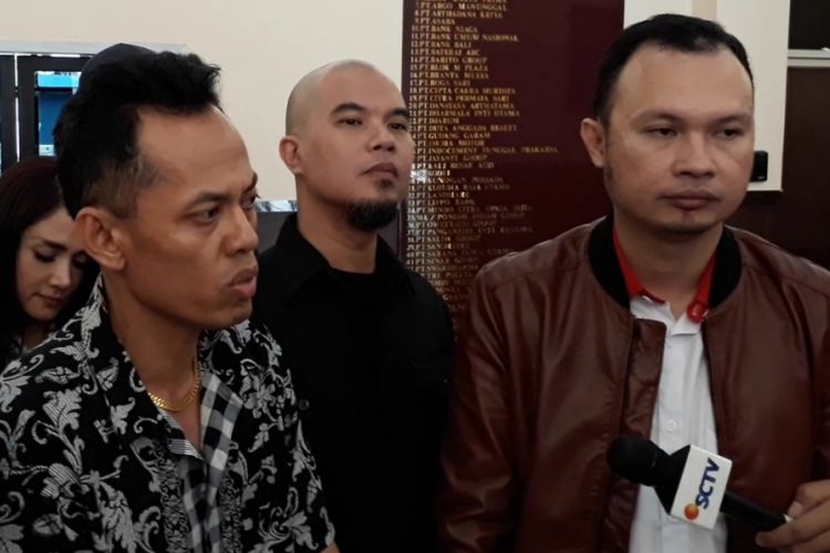 Ahmad Dhani bersama istrinya, Mulam Jameela, dan tim kuasa hukumnya usai menjalani pemeriksaan di Polres Metro Jakarta Selatan hari ini, Jumat (1/12/2017).