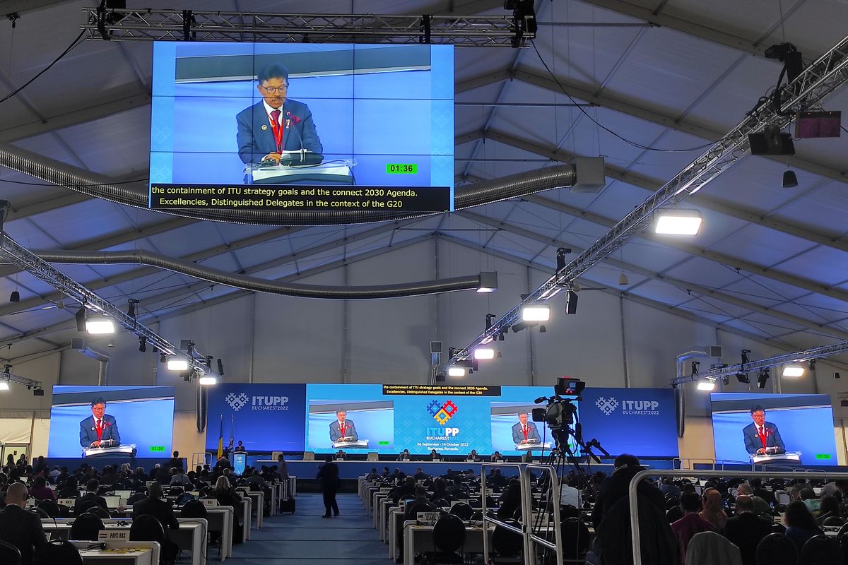 Menteri Komunikasi dan Informatika Johnny G Plate saat menyampaikan policy statement Indonesia di konferensi internasional Telecommunication Union (ITU) 2022 di Bucharest, Rumania, Selasa (27/9/2022).  
