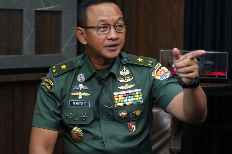 Kadispenad Brigjen TNI Wahyu Yudhayana berpose sesaat setelah diwawancara Kompas.com dalam program Brigade di Markas Besar TNI AD, Gambir, Jakarta Pusat, Kamis (3/7/2025).