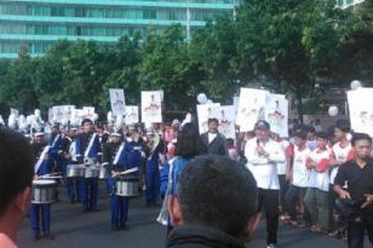 Para pendukung pasangan capres nomor urut 1, Prabowo Subianto-Hatta Rajasa, mewarnai kampanye di kawasan Bundaran HI dengan tim marching band dan pelepasan balon dan spanduk dukungan, Minggu (29/6/2014). 