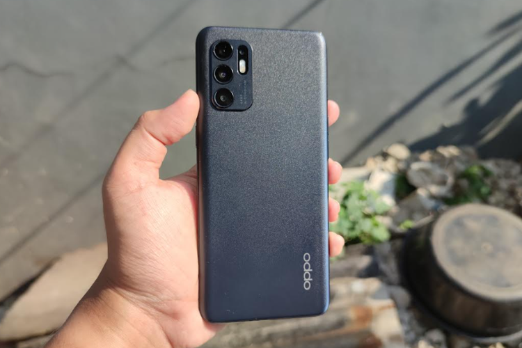 Tampilan belakang Oppo Reno6.