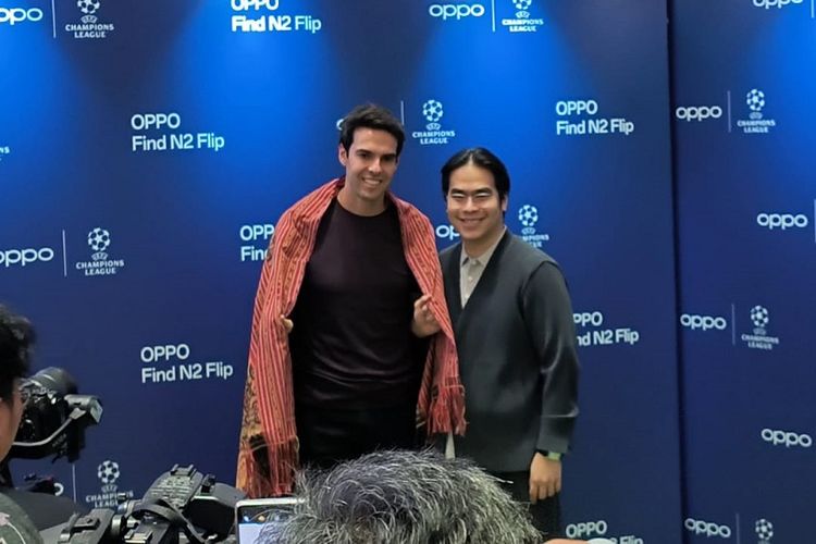 Legenda sepak bola dunia, Ricardo Kaka, mengenakan kain etnik dalam acara Oppo Indonesia di Plaza Indonesia, Jakarta, pada Sabtu (3/6/2023).