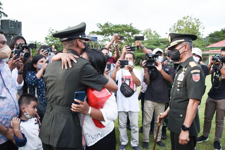 Costans Songjanan menangis sambil memeluk putranya Hens Songjanan di acara penatikan anggota TNI di Rindam XVI Pattimira, Kamis (14/4/20222) sore.