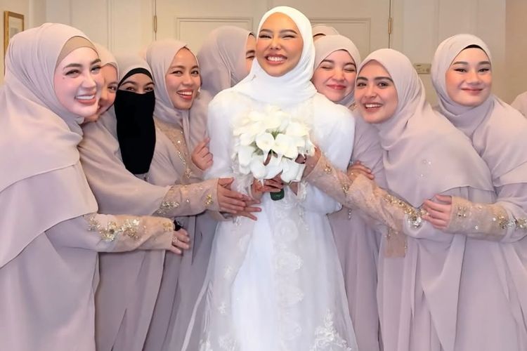 Bridesmaid Dara Arafah tampil serasi dalam abaya nude di Madinah. Elegan, lembut, dan selaras dengan suasana sakral pernikahan di Masjid Nabawi.