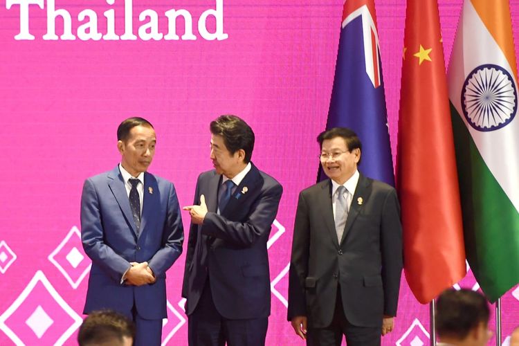  Presiden Jokowi saat berbicara pada KTT ke-14 Asia Timur yang berlangsung di Impact Exhibition and Convention Center, Bangkok, Thailand, pada Senin (4/11/2019).