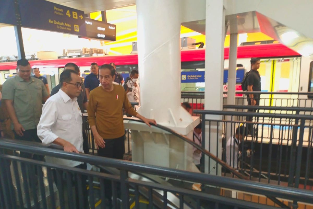 Presiden Joko Widodo bersama Menteri Perhubungan Budi Karya Sumadi meninjau Stasiun Cawang di sela-sela perjalanan naik LRT dari Stasiun Harjamukti di Depok ke Stasiun Dukuh Atas di Jakarta Pusat, Kamis (3/8/2023).