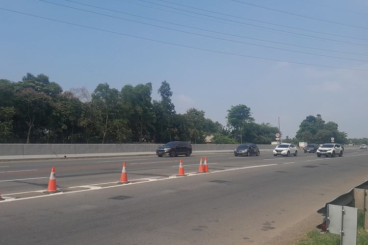 Arus lalu lintas di ruas jalan tol Jakarta - Cikampek Km 62 arah menuju Jakarta ramai lancar, Senin (24/4/2024) pukul 12.30 WIB.