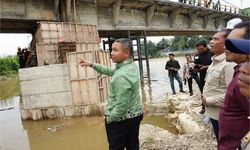 Tinjau Jembatan Sungai Rokan, Gubernur Riau Pastikan Segera Fungsional