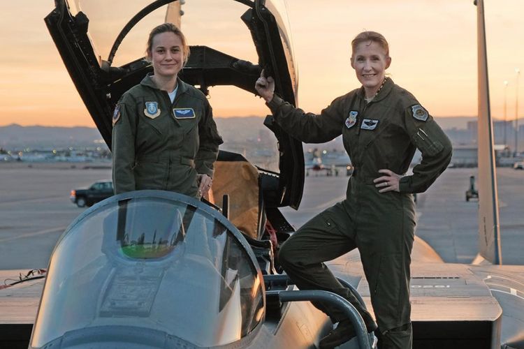 Aktris Brie Larson (kiri) dan Brigjen Jeannie Leavitt di Pangkalan Angkatan Udara Nellis di Nevada.