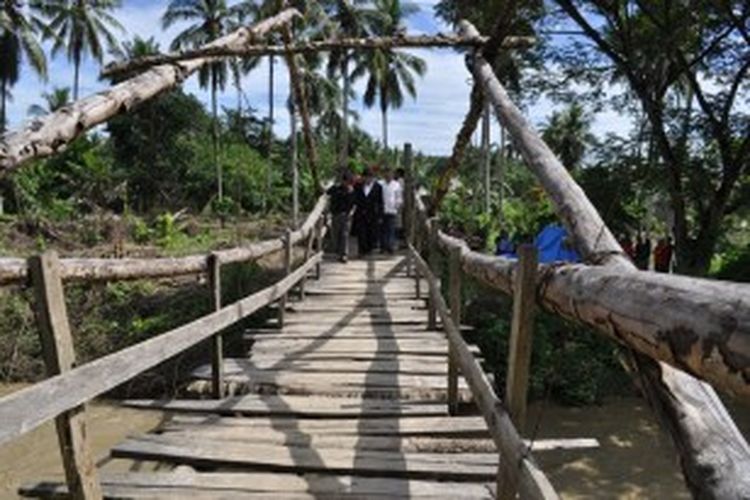 Farhat Abbas (baju hitam) bersama Wakil Ketua DPRD Sulawesi Tenggara (baju putih) saat melintasi jembatan darurat yang menghubungkan tujuh desa di Kecamatan Watubangga, Kolaka.