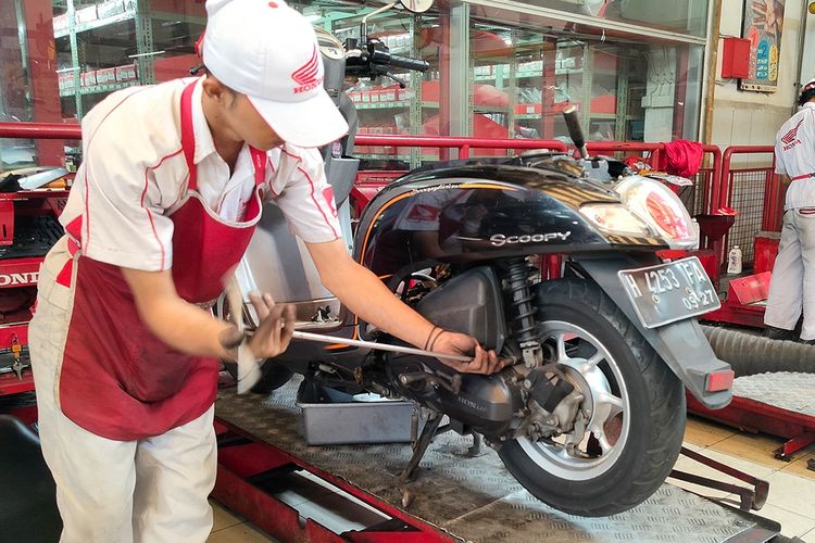 Ilustrasi servis motor di bengkel resmi Honda (AHASS)