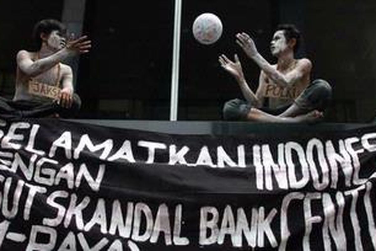 Aktivis menyajikan aksi teaterikal di depan Gedung Komisi Pemberantasan Korupsi (KPK), Jumat (13/11). Mereka menuntut pemerintah segera mengusut tuntas kasus Bank Century. 