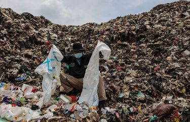 Ketua Koalisi Persampahan Nasional, Bagong Suyoto menemukan Sampah medis bercampur dengan sampah rumah tangga berserakan di TPA Burangkeng, Kabupaten Bekasi, Jawa Barat, Selasa (19/10/2021). Limbah medis berupa alat pelindung diri (APD), masker, sarung tangan, hingga botol dan selang infus masuk kategori limbah B3 yang membutuhkan penanganan khusus.