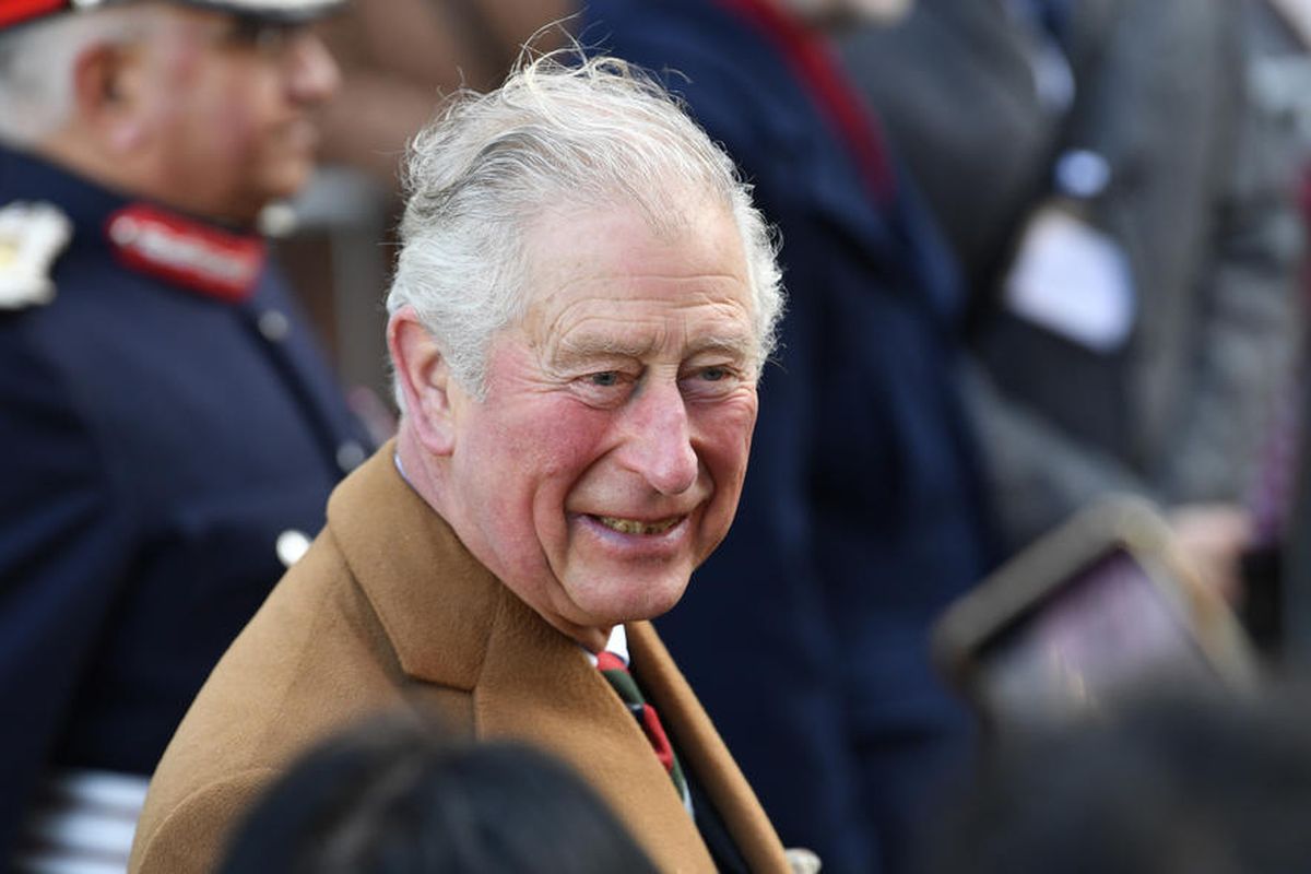 Pangeran Charles saat mengunjungi Leicester Market di Leicester, Inggris, pada 11 Februari 2020. Rabu (25/3/2020) pria berjuluk Prince of Wales ini dinyatakan positif mengidap virus corona.
