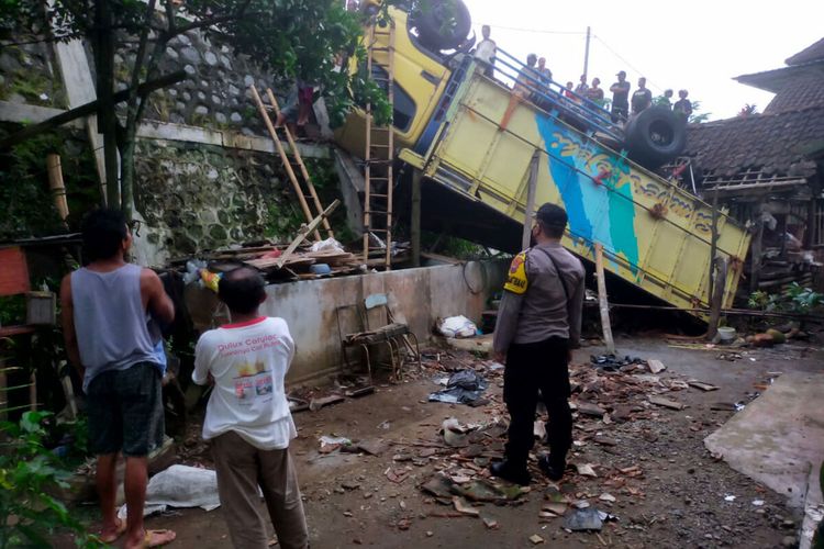 Truk terguling dan menimpa bangunan warga di Desa Plumbangan, Kecamatan Doko, Kabupaten Blitar, Kamis (12/5/2022)