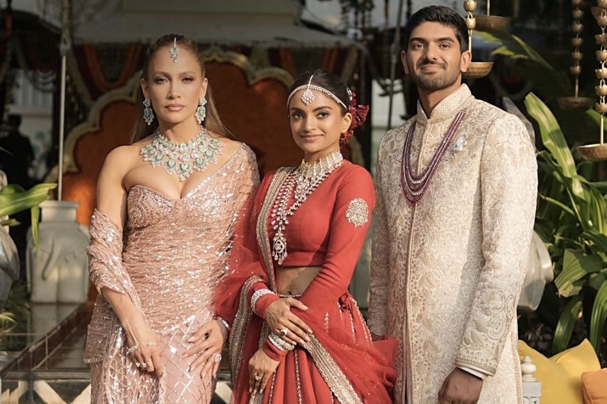 Jennifer Lopez Tuai Kritik saat Pakai Saree di Pernikahan Miliarder India